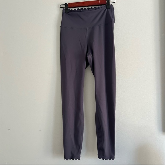 Scalloped High-Waist Black Leggings - Picture 3 of 5